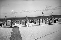 1938. Mecklenburg-Vorpommern. Rügen. Ostseebad Binz. Strand. Ostsee. Strandkorb. Meer. Flagge Nationalsozialismus. Hakenkreuz